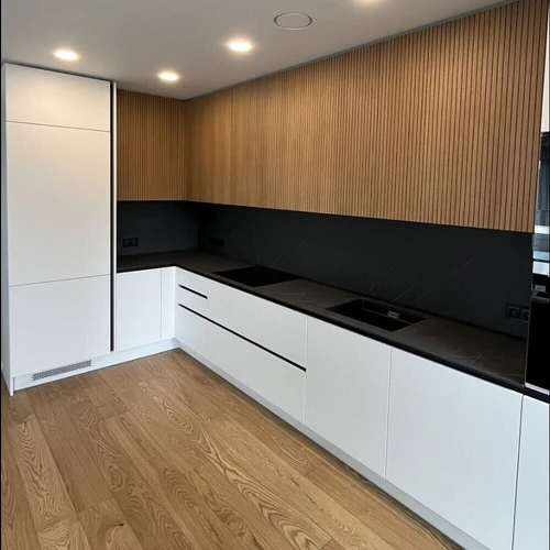 Įmontuotas LED apšvietimas ir modernūs Blum furnitūros elementai