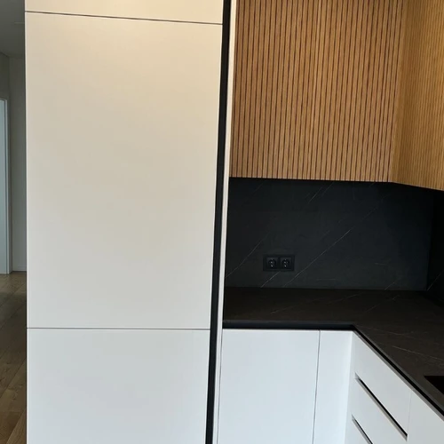 Kokybiški virtuvės baldai su natūraliu lukštu ir tylaus uždarymo sistema