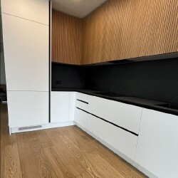 Virtuvės baldai su moderniu filinguotu fasadu
