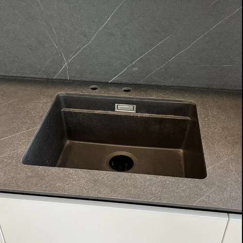 Virtuvė su juodu Ąžuolo fasadu ir tamsiu marmuro stalviršiu