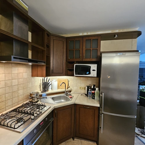 Puiki virtuvė su Elektrolux dujine kaitlente ir orkaite