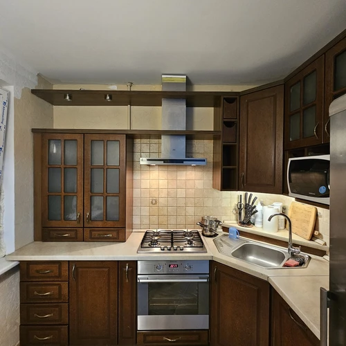 Virtuvė su garintuvu, šaldytuvu ir spintele įmontuojamai indaplovei