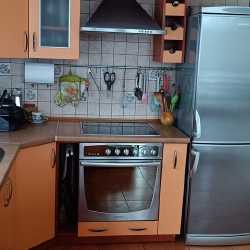 Virtuvinės spintelės, baras, baro kėdės, virtuvės buitinė technika išskyrus šaldytuvą. - Virtuvės baldų komplektai