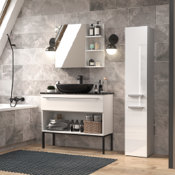 Praktiška spinta su sidabrinėmis rankenomis ir lengvu surinkimu