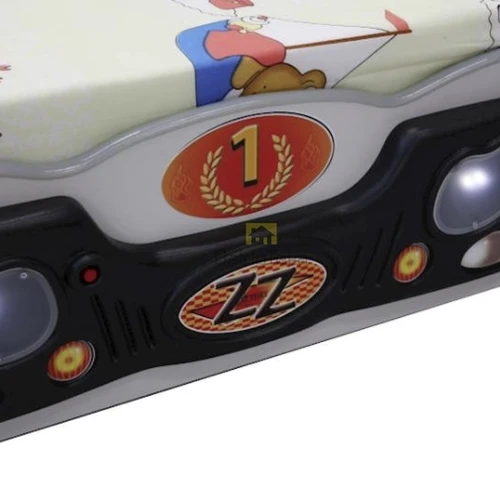 Medinės grotelės ir šviečiančios lempos erdvioje lovoje