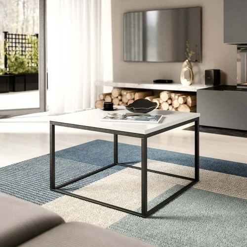 Juodos metalinės kojelės suteikia stabilumą ir patvarumą