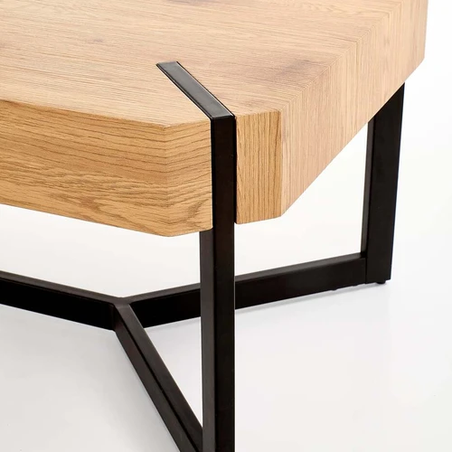 Praktiška spinta su auksinio ąžuolo ir juodos spalvos deriniu