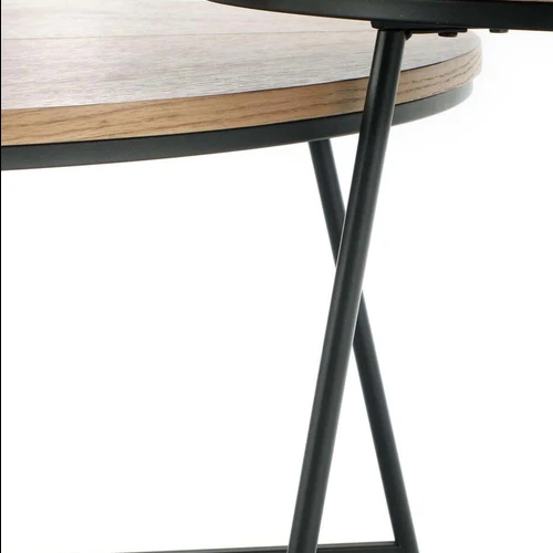 Modernus stalas su natūralaus ąžuolo ir juodos spalvos deriniu