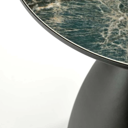 Elegantiškos vonios kriauklės su marmuro ir aukso akcentais