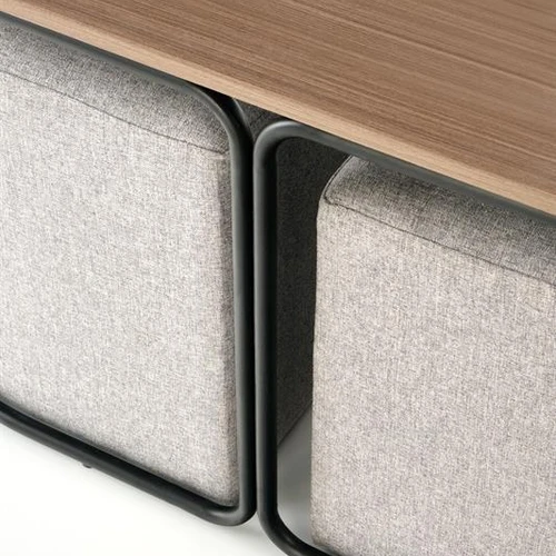 Kavos staliukas su pufais – modernus ir patogus