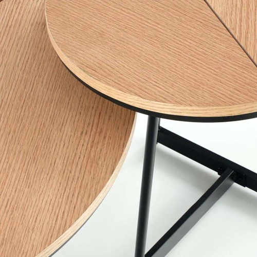 Moderni spinta natūralaus ąžuolo ir juodos spalvos deriniu