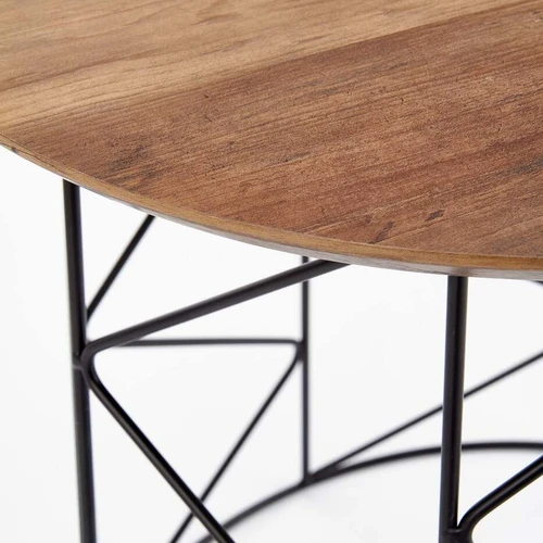 Kompaktiškas 50x50 cm stalas – riešuto ir juodos spalvos harmonija