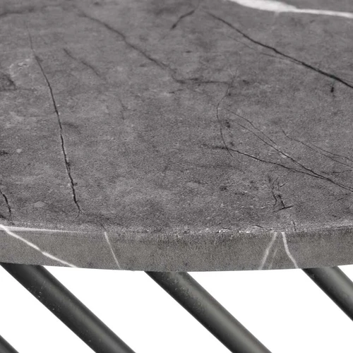 Klasikinė medinė lova su atsuktuvų dekoru