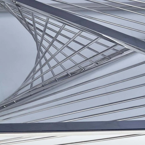 Šiuolaikiška stiklo ir plieno stalviršis rūkytos spalvos