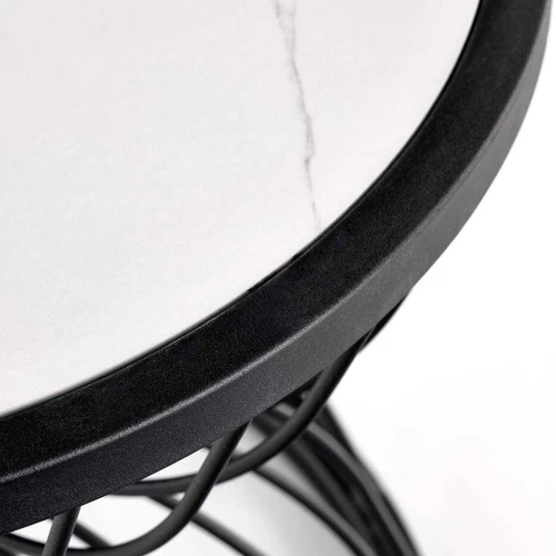 Baltas marmuras ir juoda spalva – tobulas derinys jūsų interjerui