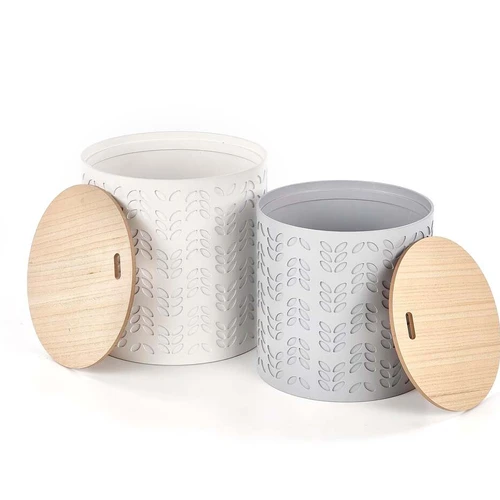 Balti ir pilki stalai rinkinyje