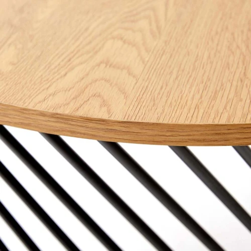 Auksinio ąžuolo ir juodos spalvos stalas su moderniu dizainu