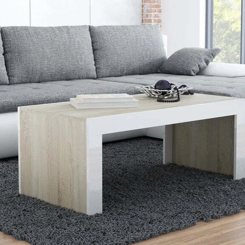 Šiuolaikiškas kavos staliukas su blizgia dekoratyvine juosta